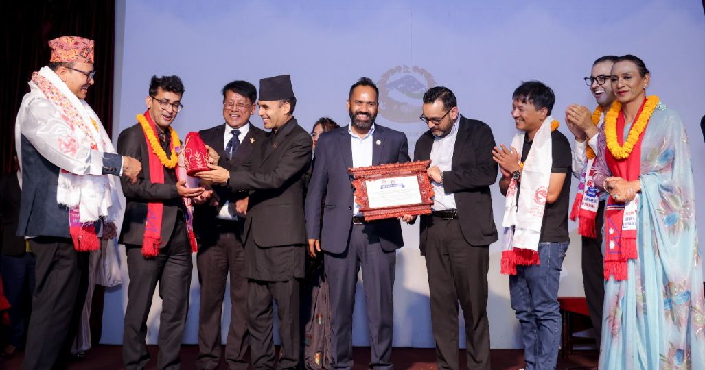 ‘इलिफेन्ट्स इन द फग’ का टोलीलाई  सम्मानपत्र, खादा र मालासहित सम्मान